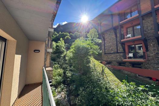 Se vende apartamento de 85 m² con tres habitaciones en Arinsal.